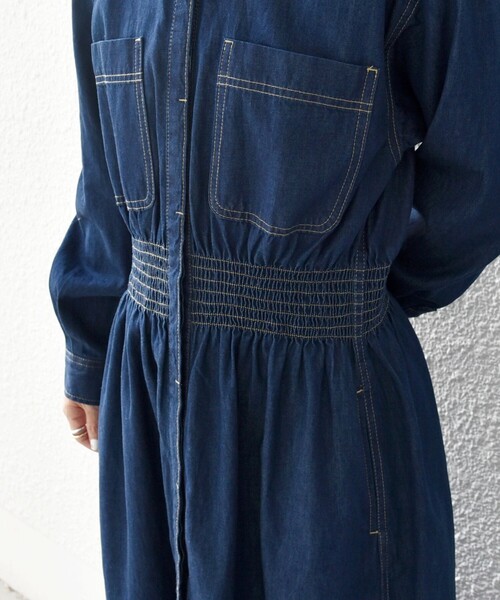 SHIPS any（シップス エニィ）の「SHIPS any: シャーリング デニム ポケット ワンピース ［SHIPS any DENIM］（ワンピース・レディース・ナチュラル/ネイビー/ブルー・ONE SIZE）」の5枚目の写真