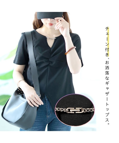 GOLDJAPAN(ゴールドジャパン)の「チェーン付きキーネックギャザーカットソー『大きいサイズ対応』(Tシャツ/カットソー・レディース・ホワイト/ブラック・6L/5L/4L/3L/LL)」の3枚目の写真