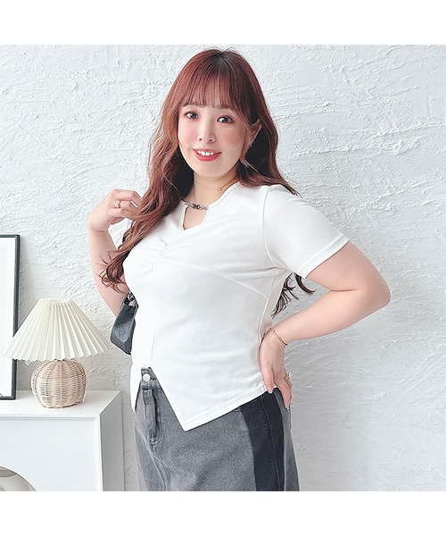 GOLDJAPAN(ゴールドジャパン)の「チェーン付きキーネックギャザーカットソー『大きいサイズ対応』(Tシャツ/カットソー・レディース・ホワイト/ブラック・6L/5L/4L/3L/LL)」の6枚目の写真
