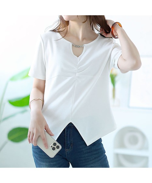 GOLDJAPAN(ゴールドジャパン)の「チェーン付きキーネックギャザーカットソー『大きいサイズ対応』(Tシャツ/カットソー・レディース・ホワイト/ブラック・6L/5L/4L/3L/LL)」の9枚目の写真