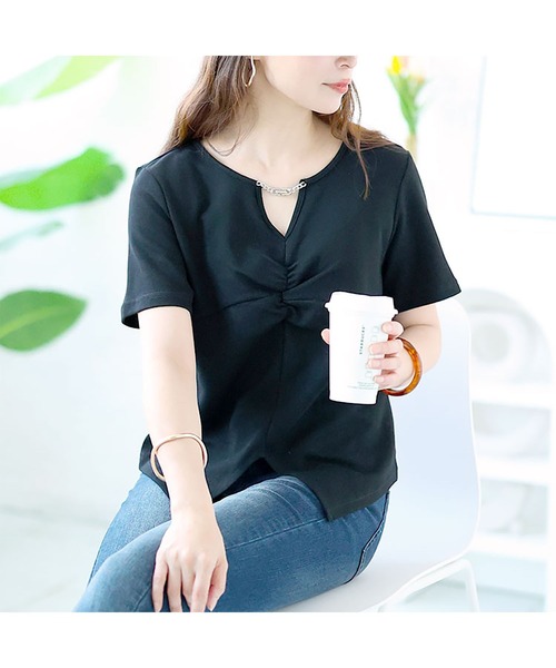 GOLDJAPAN(ゴールドジャパン)の「チェーン付きキーネックギャザーカットソー『大きいサイズ対応』(Tシャツ/カットソー・レディース・ホワイト/ブラック・6L/5L/4L/3L/LL)」の13枚目の写真