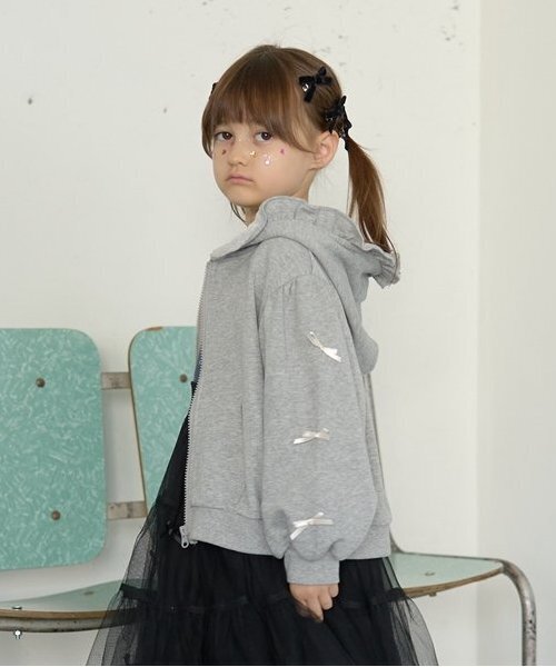 Lycee mine（リセマイン）の「【毛玉バイバイ裏毛】リボン付きフリルジップパーカ（パーカー・キッズ・トップグレー/ライトピンク/モカ/オートミール/ダークブルー/ラベンダー・100cm/110cm/120cm/130cm/140cm/150cm）」の2枚目の写真