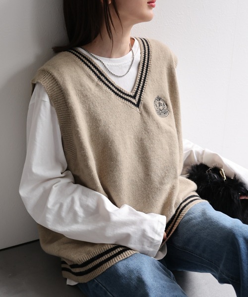 CREARE -LINO-（クレアーレリノ）の「＜ユニセックス＞刺繍入り Vネックスクールベスト/ニット（ベスト・レディース・グレー/ネイビー/ベージュ/ブラック・FREE）」の3枚目の写真