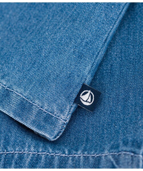 PETIT BATEAU(プチバトー)の「デニム長袖ブラウス(シャツ/ブラウス・キッズ・ブルー・18MONTH/12MONTH/24MONTH/36MONTH)」の3枚目の写真