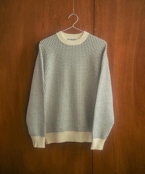 FORK&SPOON（フォークアンドスプーン）の「FORK&SPOON　バーズアイクルーネックニット（ニット/セーター・メンズ・オフホワイト/チャコールグレー/ネイビー・4/5）」の2枚目の写真