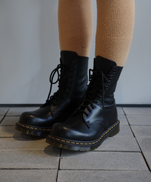 MM6 Maison Margiela（ｴﾑｴﾑｼｯｸｽ ﾒｿﾞﾝ ﾏﾙｼﾞｪﾗ）の「MM6 MM6 X DR MARTENS  10-EYE (NO STEEL TOE)（ブーツ・レディース・ブラック・38/39/37）」の6枚目の写真