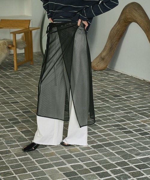 marjour（マージュール）の「STRIPE SHEER WRAP SKIRT（スカート・レディース・アイボリー/ブラック・MEDIUM）」の2枚目の写真