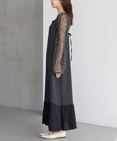 LAVEANGE(ラビアンジェ)の「プリーツ切替キャミワンピース(ワンピース・レディース・スミクロ/アイボリー・M/LL/4L/5L)」の15枚目の写真
