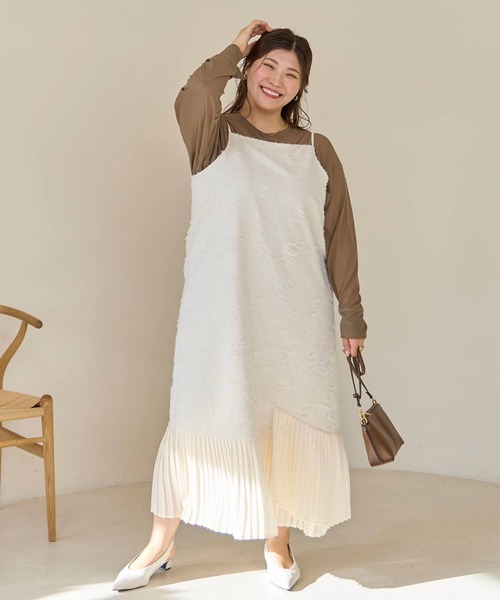 LAVEANGE(ラビアンジェ)の「プリーツ切替キャミワンピース(ワンピース・レディース・スミクロ/アイボリー・M/LL/4L/5L)」の18枚目の写真