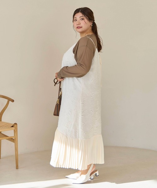 LAVEANGE(ラビアンジェ)の「プリーツ切替キャミワンピース(ワンピース・レディース・スミクロ/アイボリー・M/LL/4L/5L)」の10枚目の写真