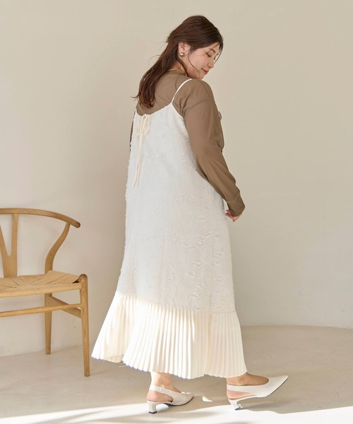 LAVEANGE(ラビアンジェ)の「プリーツ切替キャミワンピース(ワンピース・レディース・スミクロ/アイボリー・M/LL/4L/5L)」の11枚目の写真