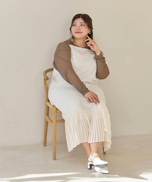 LAVEANGE(ラビアンジェ)の「プリーツ切替キャミワンピース(ワンピース・レディース・スミクロ/アイボリー・M/LL/4L/5L)」の3枚目の写真