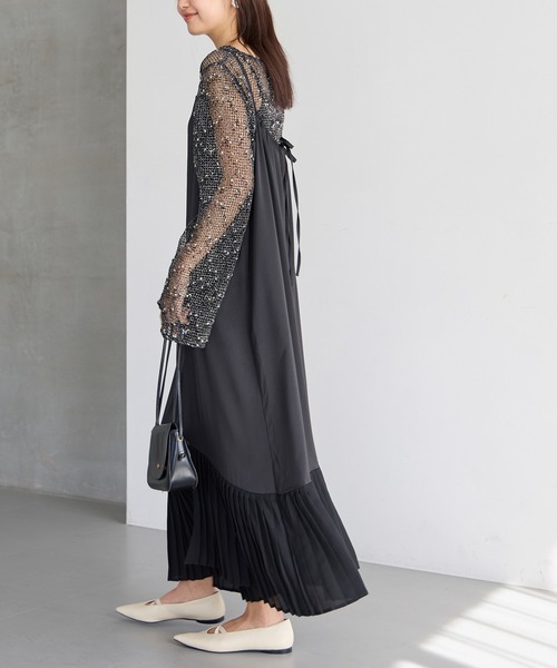 LAVEANGE(ラビアンジェ)の「プリーツ切替キャミワンピース(ワンピース・レディース・スミクロ/アイボリー・M/LL/4L/5L)」の21枚目の写真