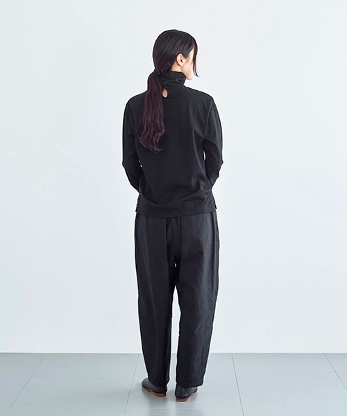 HAU(ハウ)の「タートルネック buton(Tシャツ/カットソー・レディース・ブラック/ホワイト・MEDIUM)」の4枚目の写真