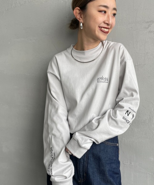 Manhattan Portage（マンハッタンポーテージ）の「[MANHATTAN PORTAGE/マンハッタンポーテージ] ワンポイントスカイラインロゴ 袖プリントロンT（Tシャツ/カットソー・レディース・ホワイト/ライトグレー/ブラック・S/M/L/XL）」の3枚目の写真