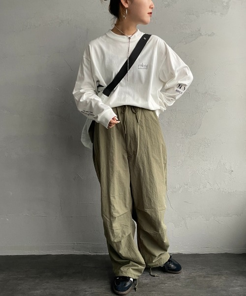 Manhattan Portage（マンハッタンポーテージ）の「[MANHATTAN PORTAGE/マンハッタンポーテージ] ワンポイントスカイラインロゴ 袖プリントロンT（Tシャツ/カットソー・レディース・ホワイト/ライトグレー/ブラック・S/M/L/XL）」の18枚目の写真