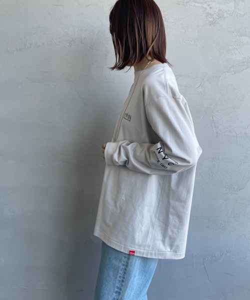 Manhattan Portage（マンハッタンポーテージ）の「[MANHATTAN PORTAGE/マンハッタンポーテージ] ワンポイントスカイラインロゴ 袖プリントロンT（Tシャツ/カットソー・レディース・ホワイト/ライトグレー/ブラック・S/M/L/XL）」の5枚目の写真