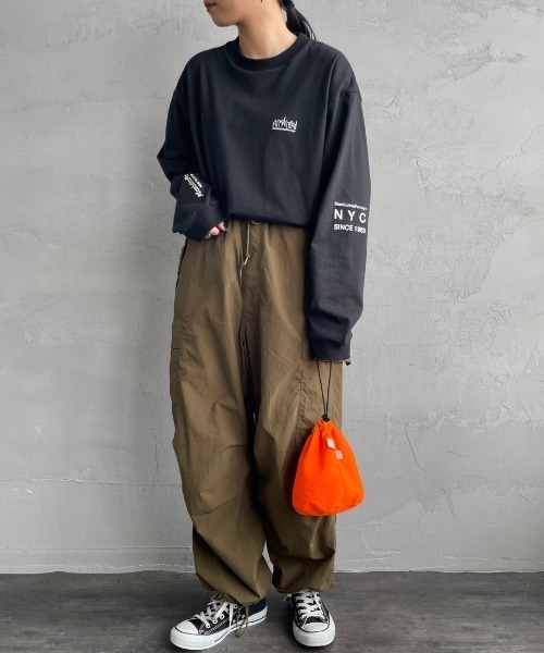 Manhattan Portage（マンハッタンポーテージ）の「[MANHATTAN PORTAGE/マンハッタンポーテージ] ワンポイントスカイラインロゴ 袖プリントロンT（Tシャツ/カットソー・レディース・ホワイト/ライトグレー/ブラック・S/M/L/XL）」の22枚目の写真