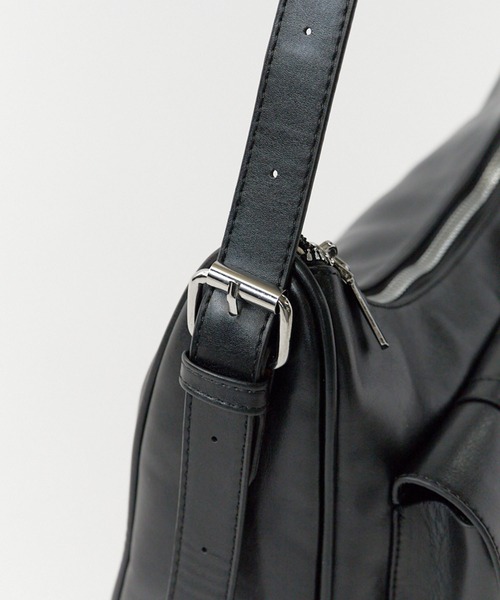 Chick(チック)の「アウトポケットフェイクレザーショルダーバッグ / OutPocket FakeLeather Shoulder Bag(ショルダーバッグ・レディース・ブラック/ブラウン/ホワイト/ワインレッド/キャメル・FREE)」の12枚目の写真