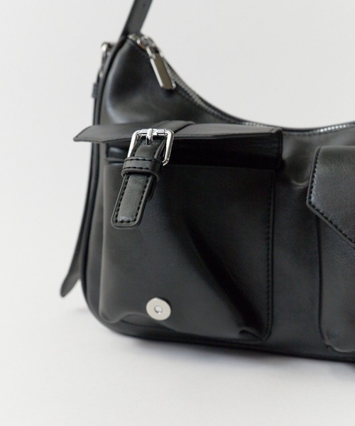 Chick(チック)の「アウトポケットフェイクレザーショルダーバッグ / OutPocket FakeLeather Shoulder Bag(ショルダーバッグ・レディース・ブラック/ブラウン/ホワイト/ワインレッド/キャメル・FREE)」の16枚目の写真