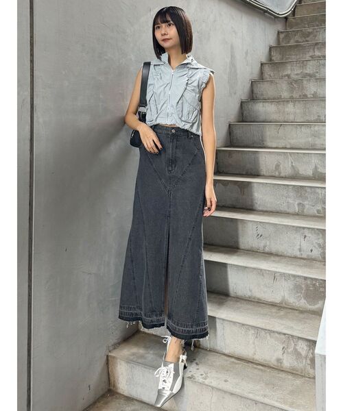 MURUA（ムルーア）の「パターンデザインデニムロングスカート（デニムスカート・レディース・ブラック/ブルー・1/2）」の4枚目の写真