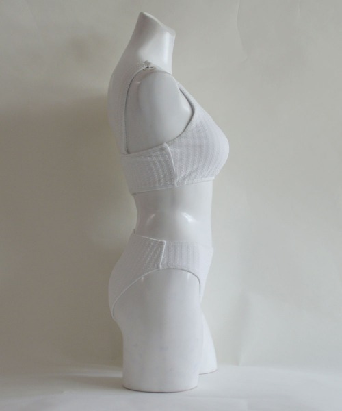 LAVIA（ラヴィア）の「ワンカラーセパレーツビキニ（水着・レディース・ホワイト/ネイビー・L/M）」の9枚目の写真