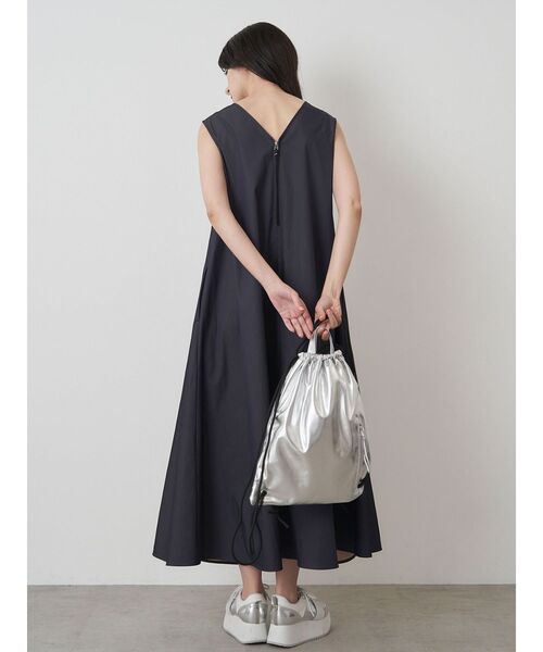 ELENDEEK（エレンディーク）の「テントシルエットワンピース（ワンピース・レディース・イエロー/ネイビー/アイボリー・01/02）」の13枚目の写真