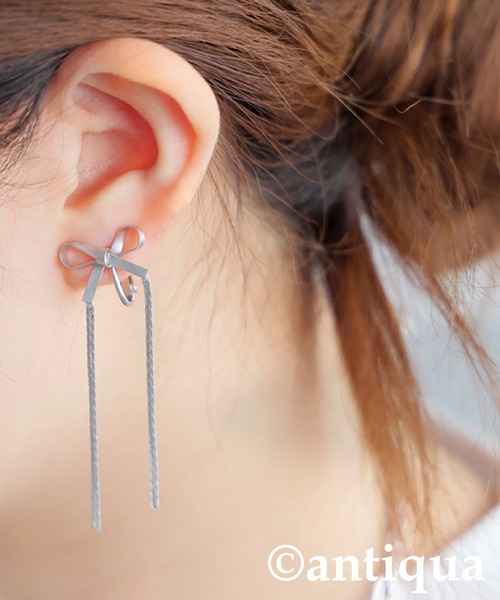 antiqua（アンティカ）の「リボンモチーフイヤリング（イヤリング・レディース・ブラック/ゴールド/シルバー・フリー）」の2枚目の写真