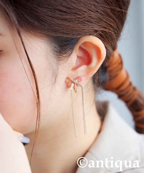 antiqua（アンティカ）の「リボンモチーフイヤリング（イヤリング・レディース・ブラック/ゴールド/シルバー・フリー）」の3枚目の写真