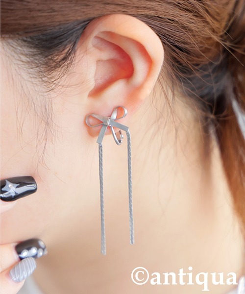 antiqua（アンティカ）の「リボンモチーフイヤリング（イヤリング・レディース・ブラック/ゴールド/シルバー・フリー）」の8枚目の写真