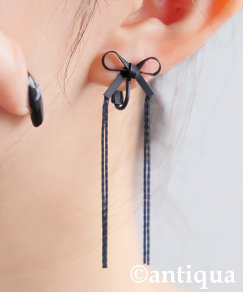 antiqua（アンティカ）の「リボンモチーフイヤリング（イヤリング・レディース・ブラック/ゴールド/シルバー・フリー）」の5枚目の写真