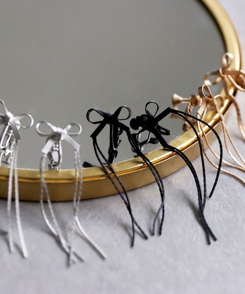 antiqua（アンティカ）の「リボンモチーフイヤリング（イヤリング・レディース・ブラック/ゴールド/シルバー・フリー）」の15枚目の写真