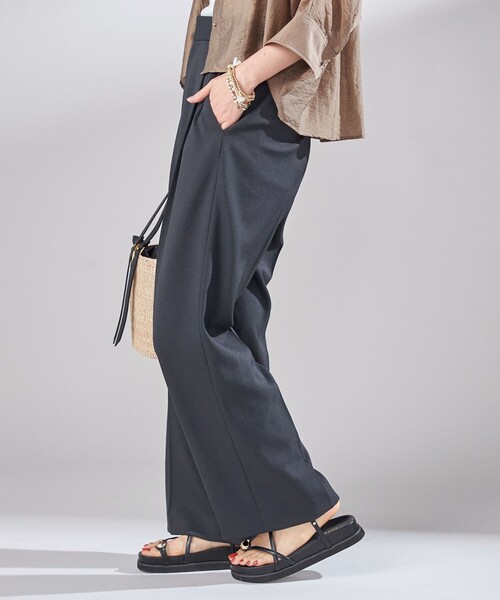 SHIPS（シップス）の「〈UVカット / 吸水速乾 / 手洗い可能〉合繊 タック センター プレス パンツ（スラックス・レディース・ブラック/オフホワイト・36/38）」の5枚目の写真