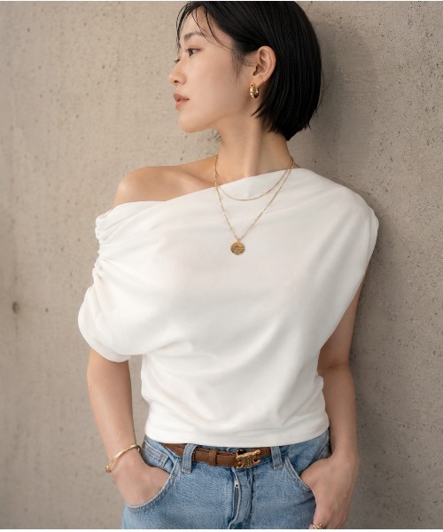 THEODORIC.dy(セオドリックディ)の「アシンメトリードレープトップス(Tシャツ/カットソー・レディース・ブラック/アイボリー/ダークベージュ・FREE)」の2枚目の写真
