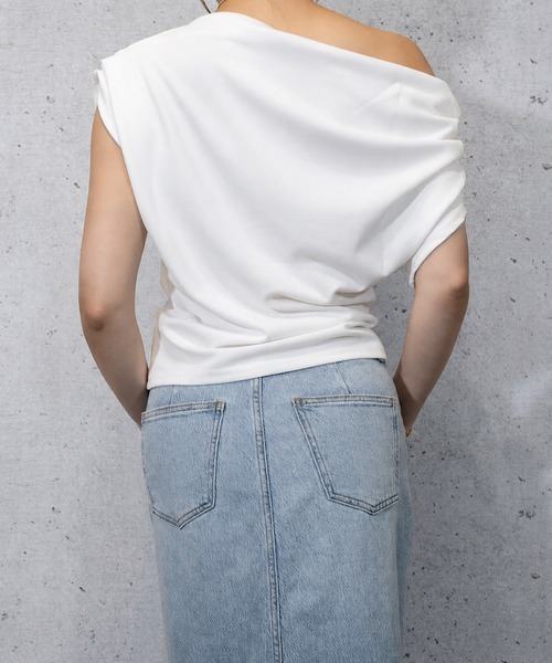 THEODORIC.dy(セオドリックディ)の「アシンメトリードレープトップス(Tシャツ/カットソー・レディース・ブラック/アイボリー/ダークベージュ・FREE)」の13枚目の写真