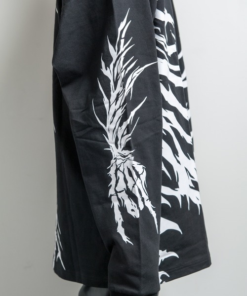 BACKSTAGE PASS(バックステージパス)の「CRIMSON GHOST LS(クリムゾン ゴースト LS)ビッグシルエット クルーネック プリント ロンT(Tシャツ/カットソー・メンズ・ブラック/ダークグレー/ホワイト系その他・FREE)」の14枚目の写真