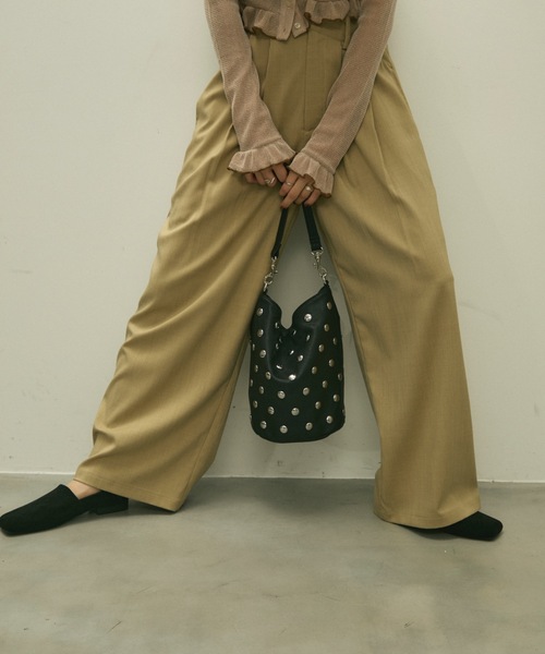 Lutim by u（ルチバイユー）の「Metal dot 2way bucket bag / メタルドット2wayバケットバッグ（ハンドバッグ・レディース・ブラック/キャメル・FREE）」の5枚目の写真