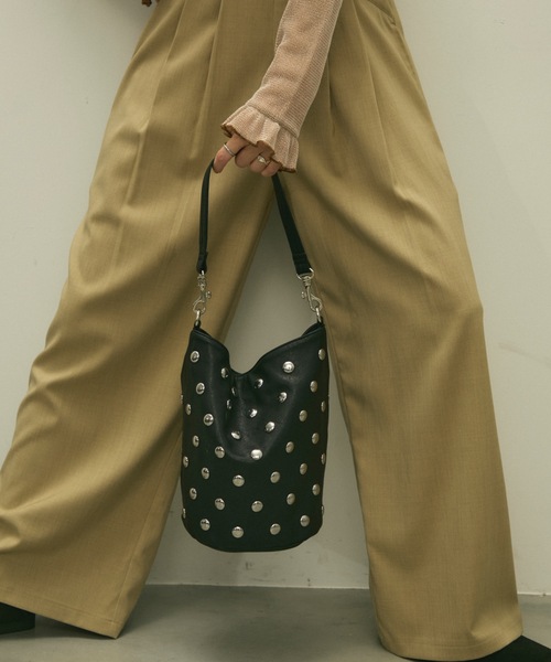 Lutim by u（ルチバイユー）の「Metal dot 2way bucket bag / メタルドット2wayバケットバッグ（ハンドバッグ・レディース・ブラック/キャメル・FREE）」の15枚目の写真