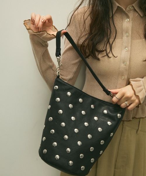 Lutim by u（ルチバイユー）の「Metal dot 2way bucket bag / メタルドット2wayバケットバッグ（ハンドバッグ・レディース・ブラック/キャメル・FREE）」の13枚目の写真