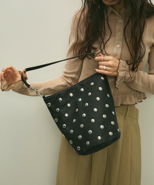 Lutim by u（ルチバイユー）の「Metal dot 2way bucket bag / メタルドット2wayバケットバッグ（ハンドバッグ・レディース・ブラック/キャメル・FREE）」の3枚目の写真