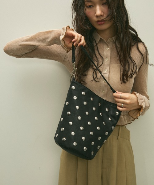 Lutim by u（ルチバイユー）の「Metal dot 2way bucket bag / メタルドット2wayバケットバッグ（ハンドバッグ・レディース・ブラック/キャメル・FREE）」の7枚目の写真