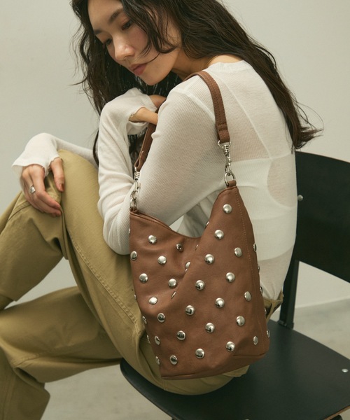 Lutim by u（ルチバイユー）の「Metal dot 2way bucket bag / メタルドット2wayバケットバッグ（ハンドバッグ・レディース・ブラック/キャメル・FREE）」の12枚目の写真