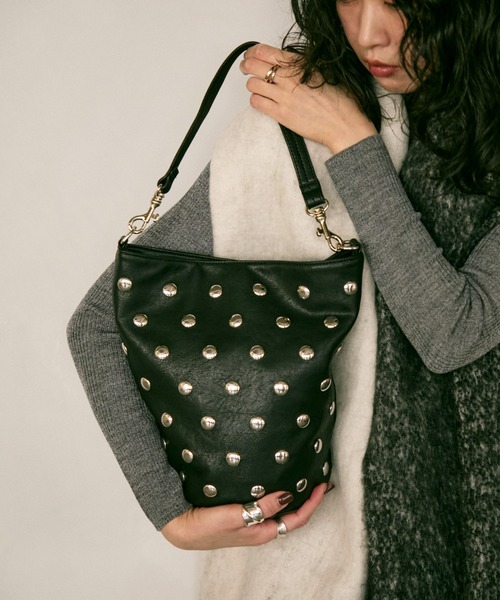 Lutim by u（ルチバイユー）の「Metal dot 2way bucket bag / メタルドット2wayバケットバッグ（ハンドバッグ・レディース・ブラック/キャメル・FREE）」の17枚目の写真
