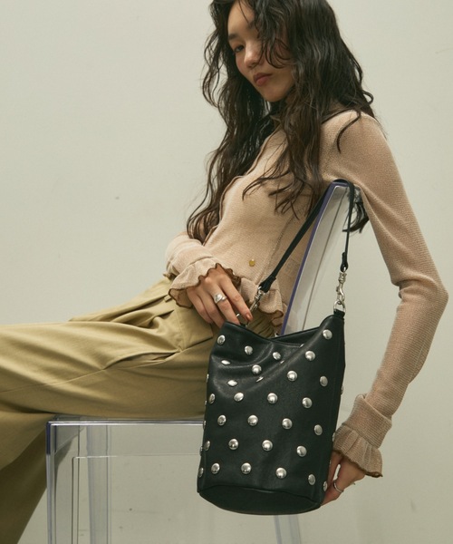 Lutim by u(ルチバイユー)の「Metal dot 2way bucket bag / メタルドット2wayバケットバッグ(ハンドバッグ・レディース・ブラック/キャメル・FREE)」の22枚目の写真