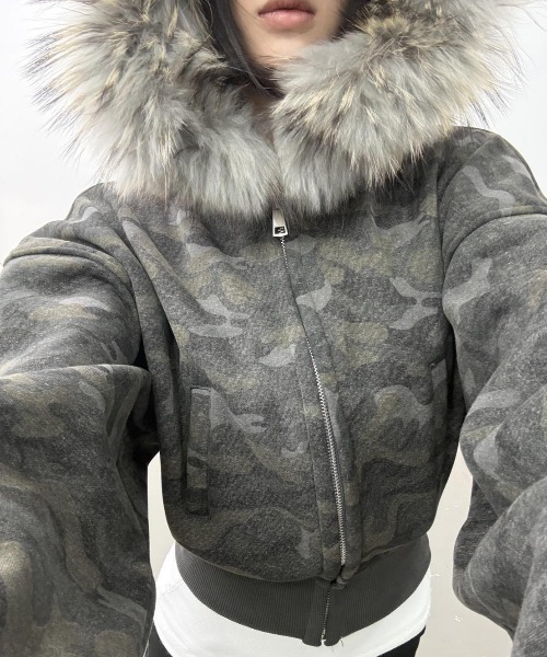 Sibra（シブラ）の「ファー取り外し可能／カモ柄フードショートブルゾン（ブルゾン・レディース・カーキ・M）」の2枚目の写真