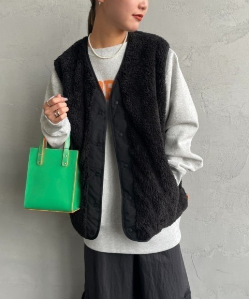 UNIVERSAL OVERALL（ユニバーサルオーバーオール）の「[UNIVERSAL OVERALL/ユニバーサルオーバーオール] 別注 リバーシブルボアベスト（ベスト・レディース・チャコールグレー/ブラック・M/L/XL）」の2枚目の写真