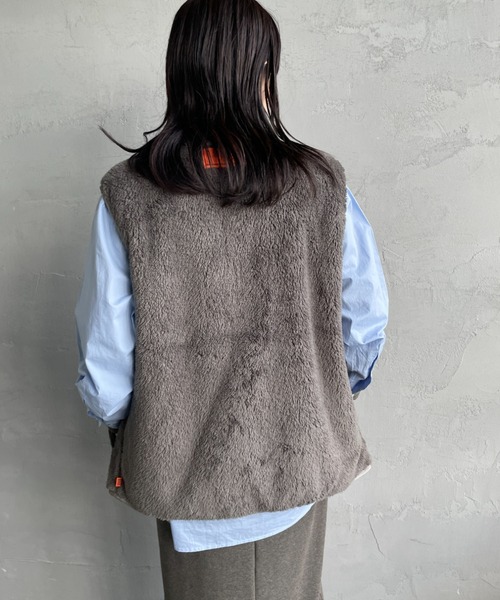 UNIVERSAL OVERALL（ユニバーサルオーバーオール）の「[UNIVERSAL OVERALL/ユニバーサルオーバーオール] 別注 リバーシブルボアベスト（ベスト・レディース・チャコールグレー/ブラック・M/L/XL）」の21枚目の写真