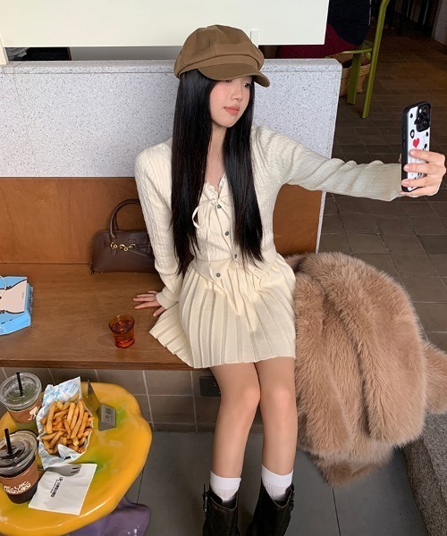 Mejoul(メジュール)の「【セットアップ】レースリボンケーブルニットトップス×プリーツニットスカート(セットアップ・レディース・アイボリー/ネイビー・F)」の10枚目の写真
