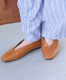 Elura（エルーラ）の「Vカットスクエアフラットシューズ/597583（パンプス）」