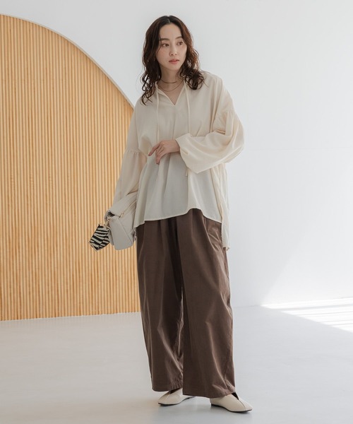 Elura(エルーラ)の「Vカットスクエアフラットシューズ/597583(パンプス・レディース・ブラック/オフホワイト/ブラウン/ブラウン系その他4/シルバー/ブラウン系その他2・SMALL/LARGE/MEDIUM)」の7枚目の写真